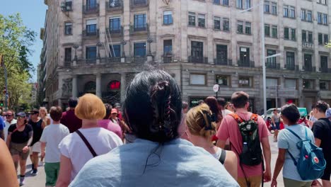 Frau-Im-Muskelshirt-Geht-Zwischen-Einer-Großen-Menschenmenge-In-Der-Innenstadt-Spazieren-|-Barcelona,-Spanien,-Immersiver-Stadtspaziergang-Durch-überfüllte-Straßen-Im-Gotischen-Viertel,-Europa,-4k