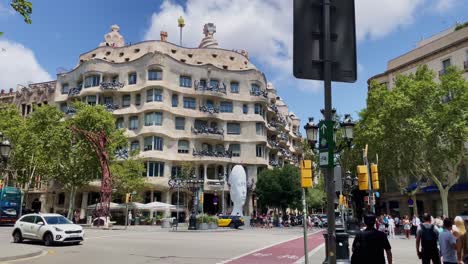 Outside-View-of-Casa-Battlo-|-Barcelona-Spain-Immersive-City-Walk-Through-Crowded-Streets-in-Gothic-Quarter,-Europe,-4K
