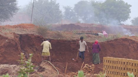 Los-Trabajadores-Recogiendo-Tierra-Para-La-Fabricación-De-Ladrillos-En-Un-Klin-En-Una-Aldea-Rural-De-La-India-Central