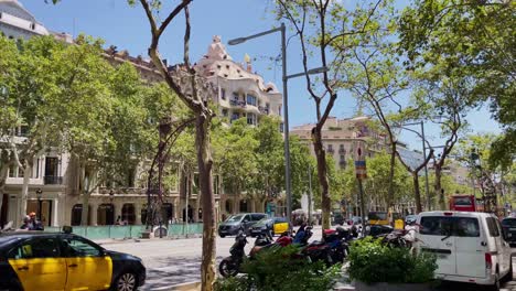 Auf-Dem-Weg-Zur-Casa-Battlo-In-Der-Ferne-|-Barcelona,-Spanien,-Immersiver-Stadtspaziergang-Durch-überfüllte-Straßen-Im-Gotischen-Viertel,-Europa,-4k