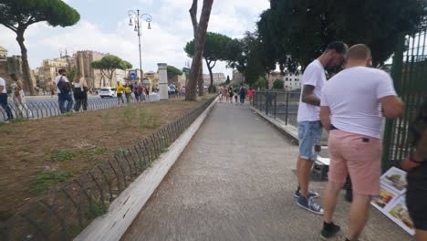 Caminata-Rápida-Cerca-De-Ruinas-Antiguas-|-Punto-De-Vista-Inmersivo-En-Roma:-Moverse-Por-Calles-Concurridas-Hasta-Chiesa-Santi-Luca-E-Martina,-Italia,-Europa,-Caminar,-Tembloroso,-4k