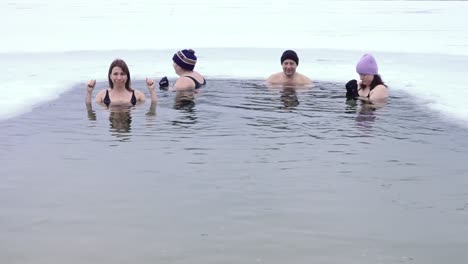 Una-Mujer-Joven-Está-Nadando-En-Invierno
