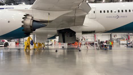 Eine-Boeing-787-Sitzt-Auf-Stützböcken,-Um-Wartungsarbeiten-Zum-Aus--Und-Einfahren-Des-Fahrwerks-Durchzuführen