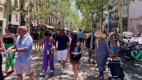 Frauen-Mit-Gepäck-Laufen-Im-Sommer-Durch-Eine-Sehr-überfüllte-Straße-|-Barcelona,-Spanien,-Immersiver-Stadtspaziergang-Durch-überfüllte-Straßen-Im-Gotischen-Viertel,-Europa,-4k