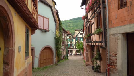 Das-Dorf-Kayserberg-Ist-Von-Viel-Grün-Und-Bergen-Umgeben