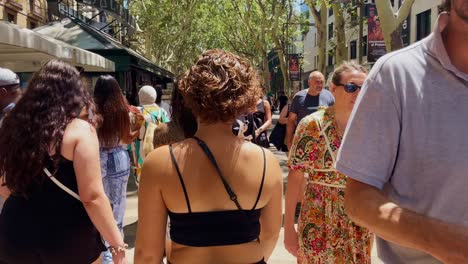Women-In-Sumer-Clothes-Walking-In-Busy-Crowds-|-Barcelona-Spain-Immersive-City-Walk-Through-Crowded-Streets-in-Gothic-Quarter,-Europe,-4K