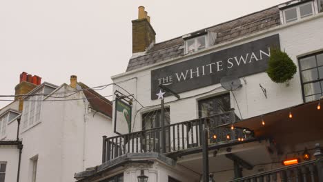 Low-angle-shot-of-The-White-Swan-Restaurant-in-Twickenham,-London-suburbs,-England-on-a-cloudy-day