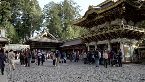 Besucher-Unternehmen-Einen-Spaziergang-Vor-Dem-Berühmten-Yomeimon-Tor-In-Nikko-Toshogu,-Japan