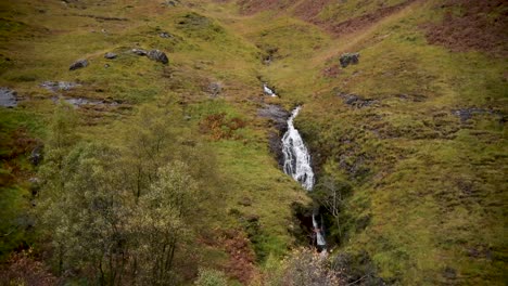 Una-Cascada-Que-Fluye-Por-La-Ladera-De-La-Montaña-En-Las-Tierras-Altas-De-Escocia.