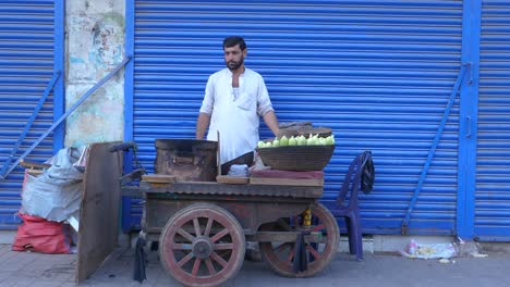 Corn-vendor-at-Saddar-Bazar,-Karachi