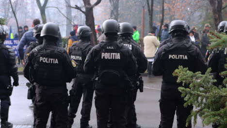 Miembros-De-La-Policía-Rumana-De-Guardia-En-El-Desfile-De-Miercurea-Ciuc