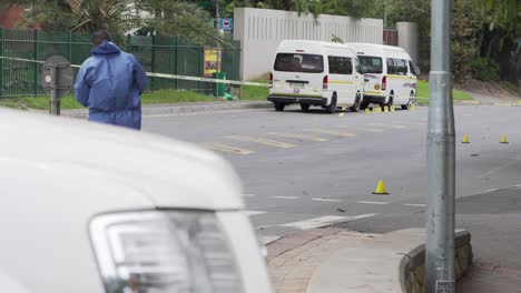 Ein-Südafrikanischer-CSI-Detektiv-Betrachtet-Den-Tatort-Des-Taxi-Mordes