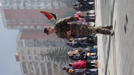 Soldados-Del-Ejército-Francés-Marchando-En-El-Desfile-Del-Día-Nacional,-Miercurea-Ciuc-Rumania