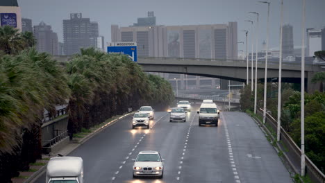 Morgenverkehr-An-Einem-Nassen-Und-Regnerischen-Tag-Auf-Der-Autobahn-Mit-Kapstadt-Im-Hintergrund