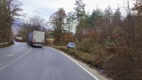 Aufnahmen-Eines-Europäischen-Lastwagens,-Der-Im-Frühwinter-Die-Kurven-Und-Kurven-Der-Straße-E871-Entlangfährt