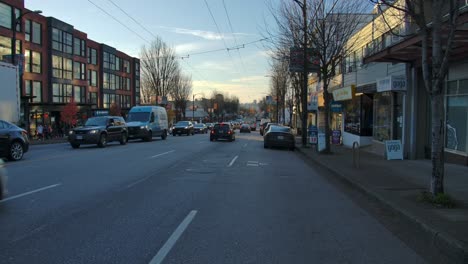 Tráfico-En-Las-Calles-De-La-Ciudad-Al-Atardecer-En-El-Barrio-De-East-Vancouver-En-La-Temporada-De-Otoño-En-Columbia-Británica,-Canadá