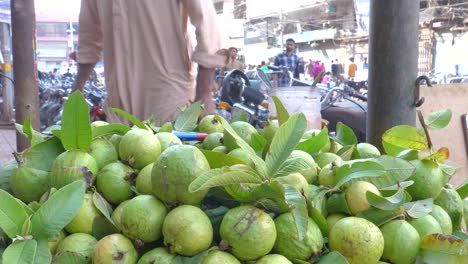 Guayabas-Frescas-En-Exhibición-En-El-Mercado-De-Karachi