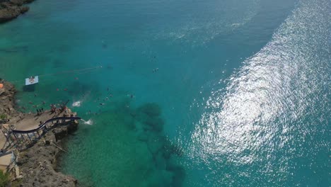 Luftaufnahmen-Von-Menschen,-Die-Im-Klaren-Wasser-Der-Karibik-Schwimmen