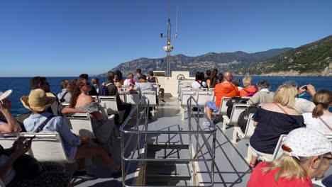 Touristen-Und-Urlauber-An-Bord-Eines-Seebootes,-Das-An-Einem-Schönen-Tag-Die-Süditalienische-Amalfiküste-Bereist