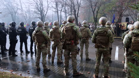 Soldados-Y-Policías-Rumanos-Forman-Formación-En-Un-Desfile-El-Miércoles-Ciuc