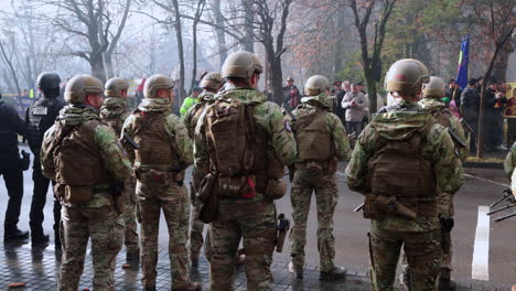 Polizisten-Und-Soldaten-Stehen-Während-Des-Großen-Unionstages-In-Miercurea-Ciuc,-Rumänien,-Auf-Der-Straße