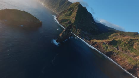 FPV-Drohne-Fliegt-über-Das-Blaue-Meer-An-Der-Küste-Von-Madeira