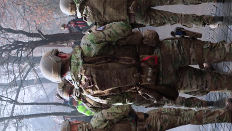 Soldados-Con-Equipo-De-Combate-Completo-En-El-Desfile-Del-Día-Nacional-De-Rumania,-Vista-Posterior,-Vertical