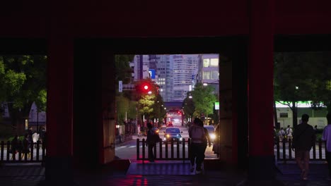 Statische-Hintergrundaufnahme-Von-Tokio,-Während-Menschen-Und-Verkehr-Am-Tempel-Vorbeifahren