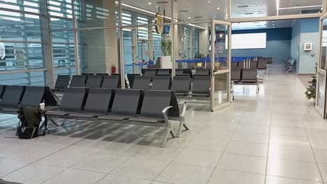 Terminal-De-Aeropuerto-Vacía-Con-Asientos-De-Gran-Plano