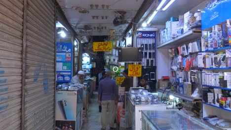 Callejón-De-Electrónica-En-Saddar-Bazar,-Karachi