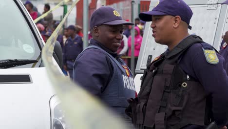 La-Policía-De-SAPS-Patrulla-La-Escena-Del-Crimen-En-Sudáfrica