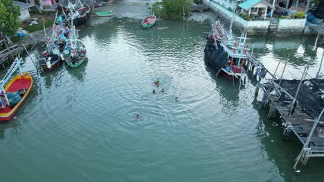 Ständiges-Geschäft-Mit-Kindern,-Die-Im-Wasser-Im-Fischerdorf-Bang-Pu,-Nationalpark-Sam-Roi-Yot,-Prachuap-Khiri-Khan,-Thailand,-Schwimmen