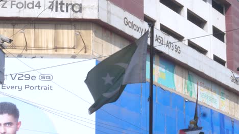 Bandera-Paquistaní-Ondeando-En-Un-Entorno-Urbano