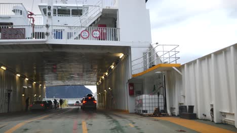Conducir-Hasta-Un-Ferry-En-Un-Vehículo-Para-Estacionar-Y-Viajar-Hasta-La-Otra-Orilla-En-Una-Aventura-Familiar.