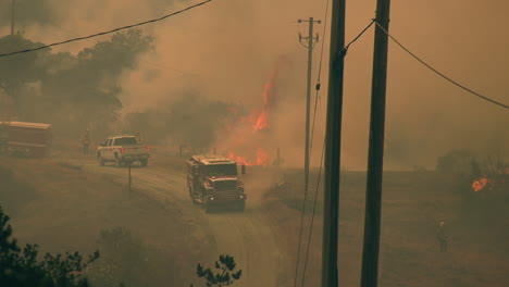 Feuerwehrautos-Und-Fahrzeuge-Bei-Einem-Wütenden-Waldbrand,-Dunst-Im-Hochland-Von-Kalifornien,-USA