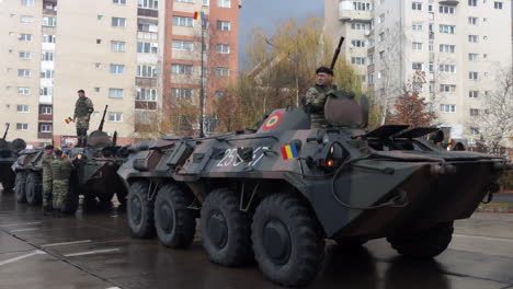 Gepanzerte-Militärfahrzeuge-Während-Der-Militärparade-Am-Nationalfeiertag-Rumäniens-In-Der-Stadt-Miercurea-Ciuc