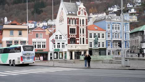 Malerische-Stadt-In-Norwegen-Mit-Farbenfrohen-Gebäuden-Entlang-Des-Hügels