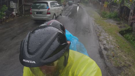 Ein-Mann-Und-Eine-Frau-Fahren-Während-Eines-Monsunregens-Auf-Einem-Motorrad-Auf-Bali