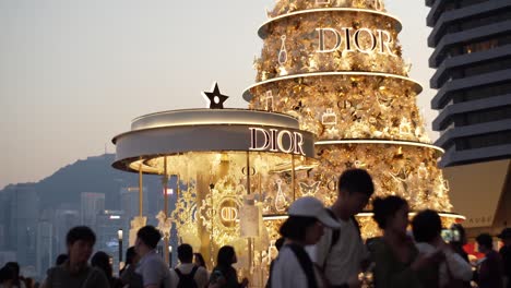 Erstaunliche-Riesige-Dior-Weihnachtsbaumdekoration-Im-K11-Musea,-Hongkong