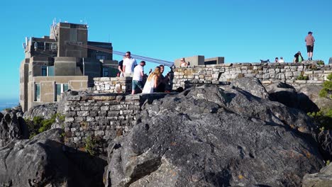 Touristen-Vor-Der-Seilbahnstation-Auf-Dem-Tafelberg-Blicken-Auf-Die-Wunderschöne-Aussicht-Auf-Kapstadt