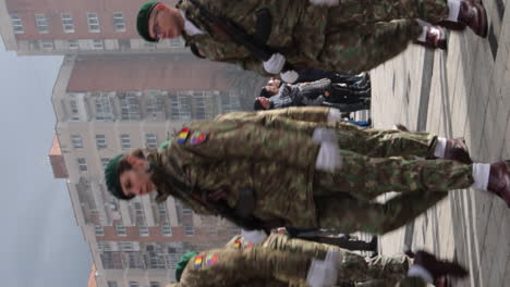 Vertikal---Militärparade-Auf-Der-Straße-Zur-Feier-Des-Rumänischen-Nationalfeiertags-In-Miercurea-Ciuc,-Rumänien