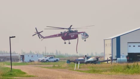 Großer-Waldbrand-Hubschrauber-Legt-An,-Um-Nach-Der-Bekämpfung-Des-Kanadischen-Waldbrandes-Aufzutanken