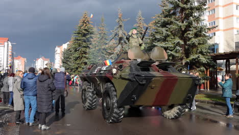 Soldat-Auf-Schützenpanzerwagen-Bei-Der-Militärparade-Zum-Nationalfeiertag,-Rumänien