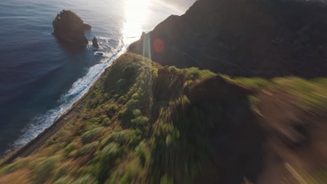 FPV-Drohnentauchgang-Von-Einem-Berggipfel-Zum-Meer-An-Der-Küste-Madeiras