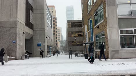 TMU-Toronto-Metropolitan-University-Während-Des-Winterschneesturms-Und-Der-Menschen,-Die-Spazieren-Gehen