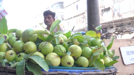 Vendedor-De-Guayaba-En-Saddar-Bazar,-Karachi