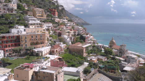 Drone-shot-over-the-inner-part-of-Positano-on-a-nice-day