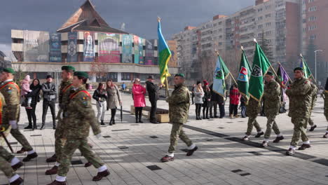 Soldados-Rumanos-Con-Banderas-En-Un-Desfile-Durante-El-Gran-Día-De-La-Unión-En-Miercurea-Ciuc,-Rumania