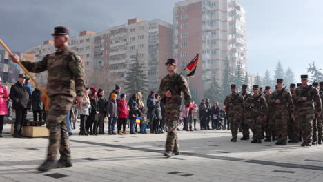 Rumänischer-Nationalfeiertag---Menschen-Beobachten-Armeesoldaten,-Die-Auf-Der-Straße-In-Miercurea-Ciuc,-Rumänien,-Marschieren
