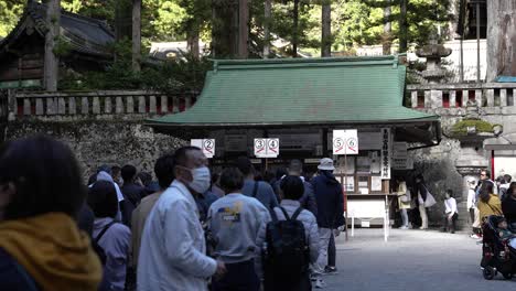 Cola-De-Turistas-Haciendo-Cola-Para-Comprar-Entradas-Para-Entrar-Al-Santuario-Nikko-Toshogu